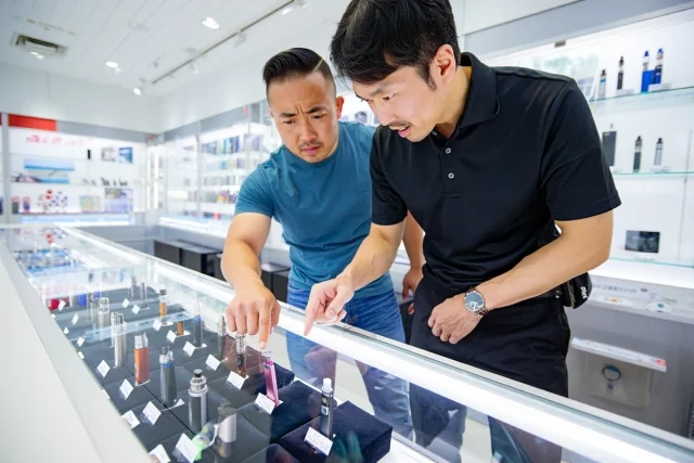 電子タバコ選びに悩む人とアドバイスする店員