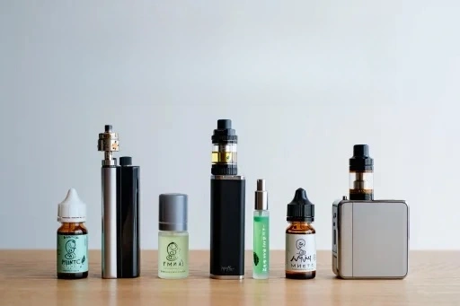 様々なベイプ メンソール リキッドボトルと、それらに合うVAPEデバイス（MODとアトマイザー）が組み合わせて並べられているイメージ画像。リキッドの強さやフレーバーの種類に合わせてデバイスを選ぶ様子を表現。清潔感があり、選択肢の豊富さを感じさせる。