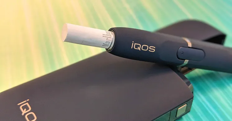 iqos 仕組みを解説する精密なデバイス内部のイメージ